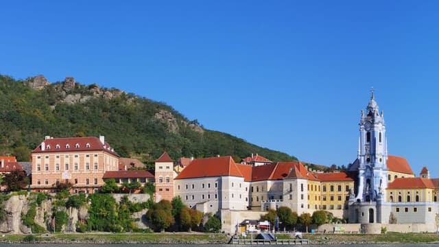 Transfer to D&uuml;rnstein and tour of the village