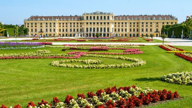 Guided visit of the Schoenbrunn Castle
