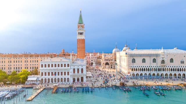 Captivating tour in the Saint Mark area