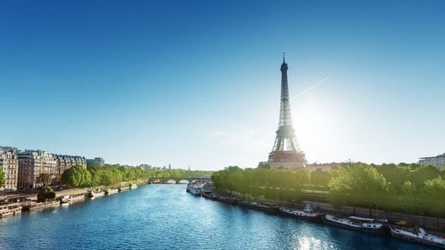 Stroll on the banks of the seine, the bridges of Paris