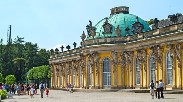 Panoramic tour of Potsdam and visit of the Sanssouci Gardens