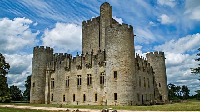 Guided tour of the Ch&acirc;teau de Roquetaillade and Cadillac
