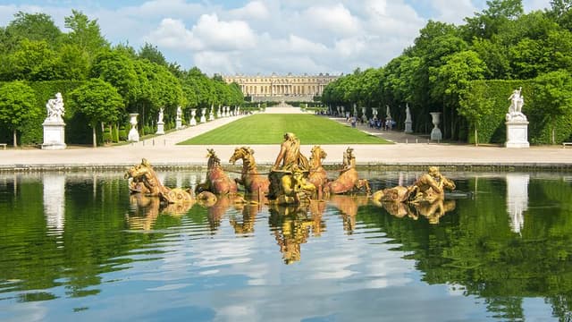 Walking tour of the gardens at the palace of Versailles