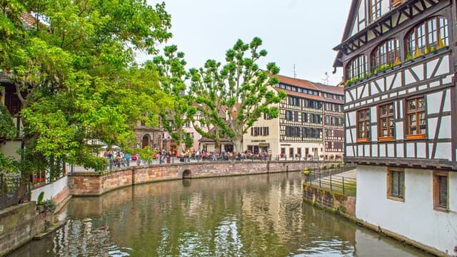 Strolling along the canals of Strasbourg
