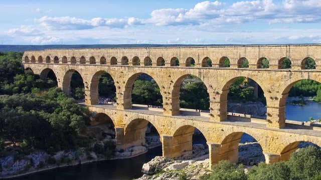 Hike along the pont du Gard and visit to the museum