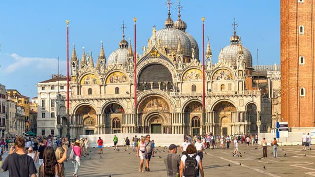 Captivating tour in the Saint Mark area