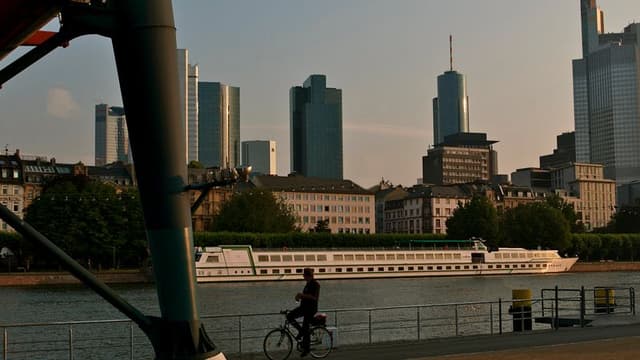Frankfurt - &quot;Mainhattan&quot; and the Main Tower