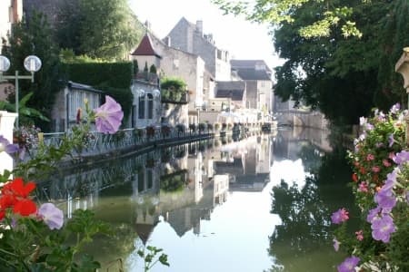 The Doubs valley and Burgundy (port-to-port cruise)